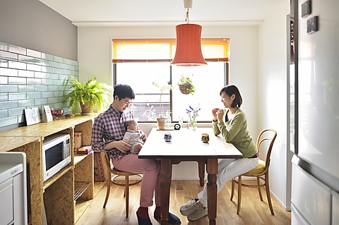 お気に入りの家具が映える、無垢材と白い壁のシンプルで心地よい住まい
