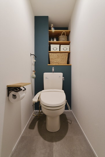東京都大田区｜マンションリフォーム・リノベーション事例｜グリーン系のアクセントウォールがおしゃれなトイレ