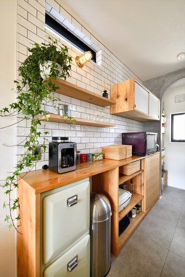キッチンの背面収納には白のブリックタイルを使用｜東京都世田谷区新築戸建事例