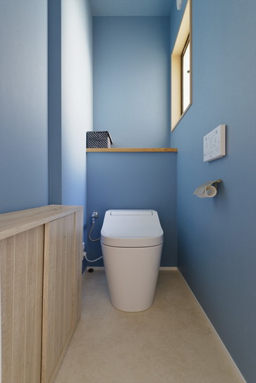 ブルーのクロスで清潔感のあるトイレ室｜神奈川県鎌倉市戸建リフォーム・リノベーション事例