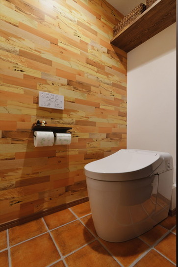 洗面と同じフロアタイルで統一感を出したトイレ｜神奈川県横浜市マンションリフォーム・リノベーション事例