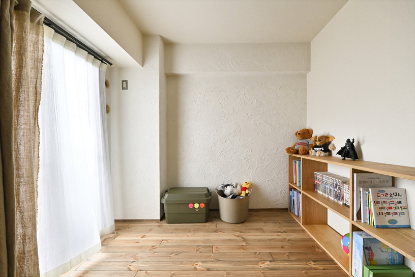こちらの洋室にも床にレッドパインを使用｜神奈川県横浜市マンションリフォーム・リノベーション事例