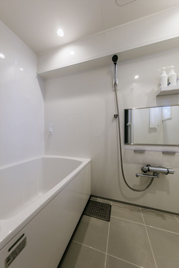こちらも白を基調とした清潔感のある浴室｜東京都昭島市マンションリフォーム・リノベーション事例