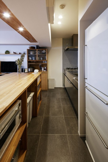 キッチン背面のカウンター収納は作業台としてもカウンターテーブルとしても使える｜東京都昭島市マンションリフォーム・リノベーション事例