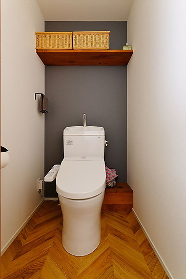 グレーのアクセントクロスを使用したトイレ室｜東京都三鷹市マンションリフォーム・リノベーション事例