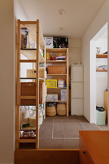 キッチン側と廊下側の両方からアクセス・回遊可能なウォークスルータイプのパントリー兼納戸スペース｜東京都三鷹市マンションリフォーム・リノベーション事例