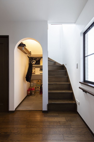 1階の階段脇の収納は扉を取り払い、可動棚とニッチを設けてR開口の見せる収納に。｜東京都杉並区戸建リフォーム・リノベーション事例