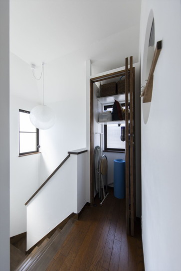 2階の階段脇のデッドスペースには新たに収納を。お掃除の道具をすっきりとしまえます。｜東京都杉並区戸建リフォーム・リノベーション事例