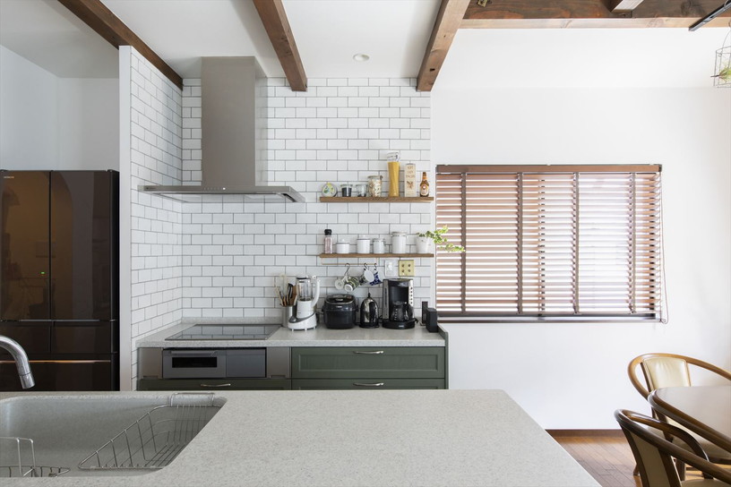 白いタイルとグリーンのキッチンがとてもよく馴染んでいる｜東京都杉並区戸建リフォーム・リノベーション事例
