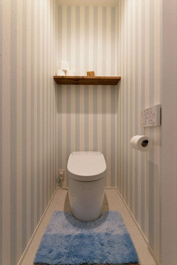 洗面室とお揃いのストライプのクロスを使用したトイレ室｜戸建リフォーム・実家リノベーション事例
