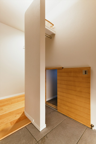 玄間からキッチンにつながるにじり口｜東京都中央区　マンションリノベーション