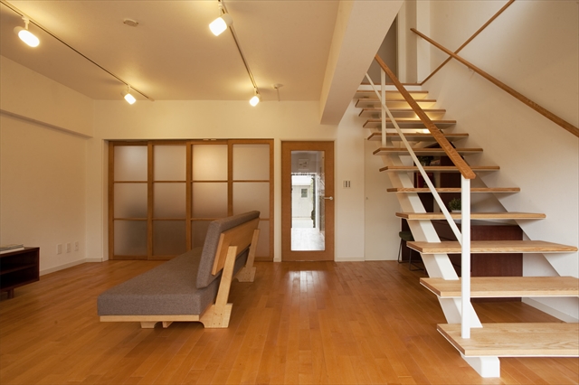 リノベのカギは 階段 にあり 縦横斜めをつないで心地よい空間づくり ブログ リフォーム リノベーション 新築ならスタイル工房