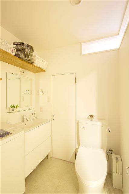 トイレ＆洗面室にもリビング側の光が届く工夫をした｜室内窓リフォーム・リノベーション事例