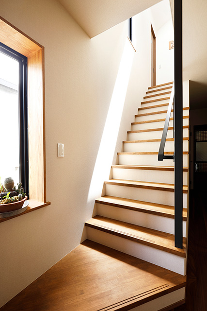 二世帯住宅リフォーム・リノベーションの事例｜2階子世帯への階段
