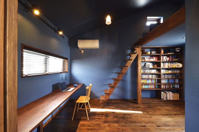 リフォーム・リノベーションの事例｜籠り部屋 壁をブルーに塗装した書斎