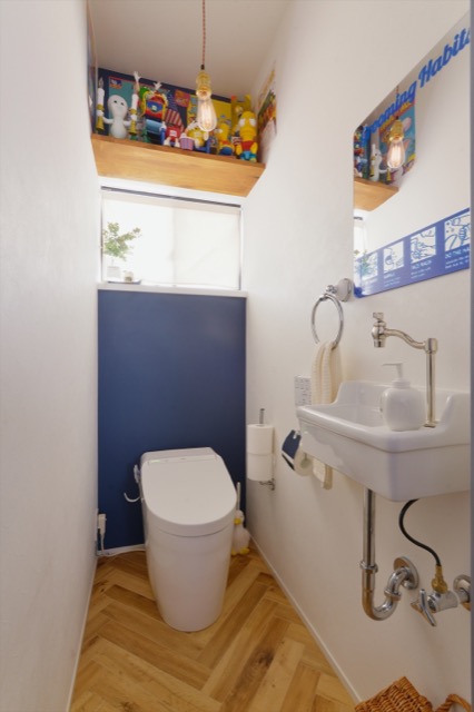 リノベのネタ帳｜洗面室の床　フロアタイル　トイレ　ヘリンボーンフロアタイル