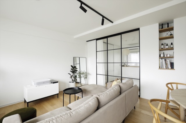 リノベのネタ帳｜透明ガラスの建具　リビング　寝室　空間の広がりを感じられる　マンションリノベーション