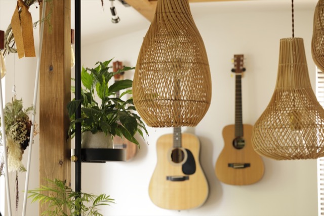 リノベのネタ帳｜飾り棚　リビング　自然素材の照明とギター　インテリア