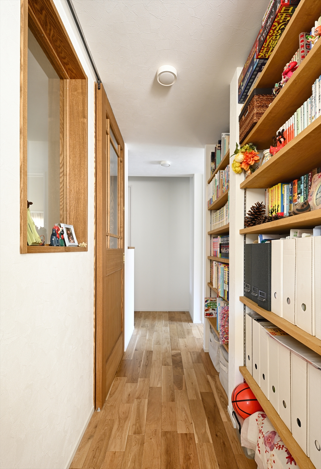 リノベのネタ帳｜実家リノベ　戸建てリノベーション　廊下　壁一面の本棚